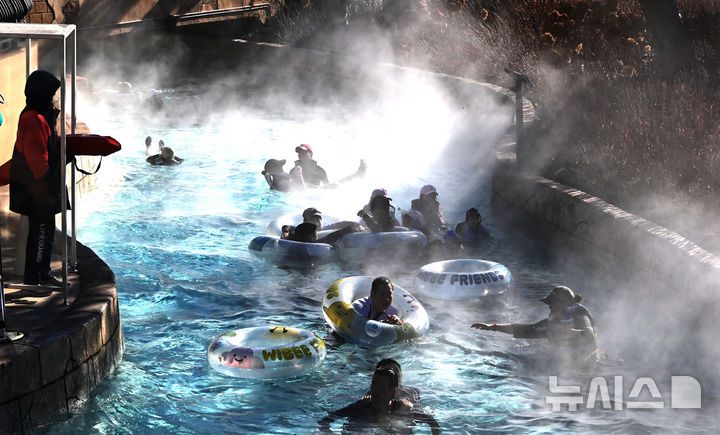 [용인=뉴시스] 김종택 기자 = 전국적으로 매서운 한파가 이어지고 있는 22일 경기 용인시 캐리비안 베이를 찾은 시민들이 수증기가 피어 오르는 야외 유수풀에서 즐거운 시간을 보내고 있다. 2026.01.22. jtk@newsis.com