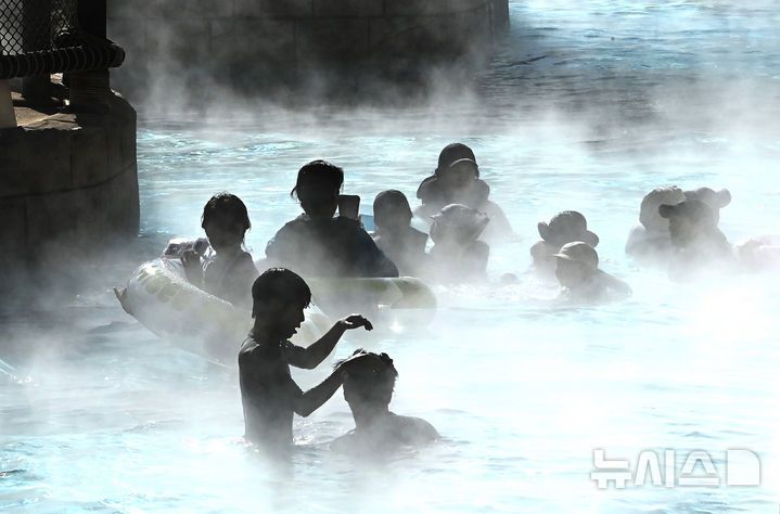 [용인=뉴시스] 김종택 기자 = 전국적으로 매서운 한파가 이어지고 있는 22일 경기 용인시 캐리비안 베이를 찾은 시민들이 수증기가 피어 오르는 야외 유수풀에서 즐거운 시간을 보내고 있다. 2026.01.22. jtk@newsis.com
