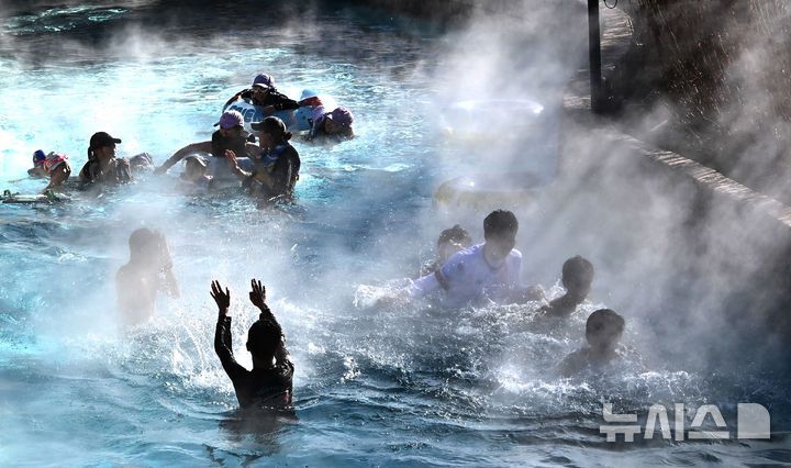 [용인=뉴시스] 김종택 기자 = 전국적으로 매서운 한파가 이어지고 있는 22일 경기 용인시 캐리비안 베이를 찾은 시민들이 수증기가 피어 오르는 야외 유수풀에서 즐거운 시간을 보내고 있다. 2026.01.22. jtk@newsis.com