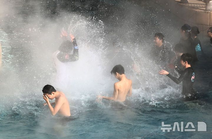 [용인=뉴시스] 김종택 기자 = 전국적으로 매서운 한파가 이어지고 있는 22일 경기 용인시 캐리비안 베이를 찾은 시민들이 수증기가 피어 오르는 야외 유수풀에서 즐거운 시간을 보내고 있다. 2026.01.22. jtk@newsis.com