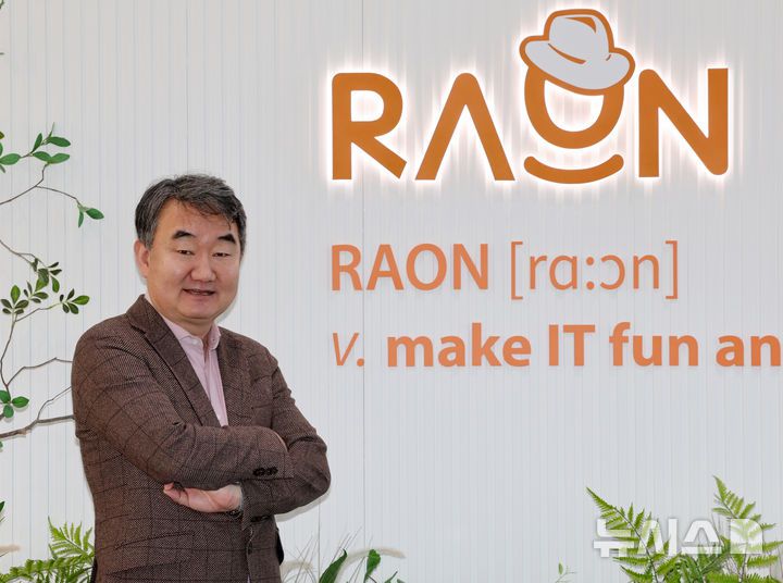 [서울=뉴시스] 배훈식 기자 = 이순형 라온시큐어 이사회 의장이 22일 오후 서울 영등포구 라온시큐어 사무실에서 뉴시스와 인터뷰 전 포즈를 취하고 있다. 2026.01.22. dahora83@newsis.com