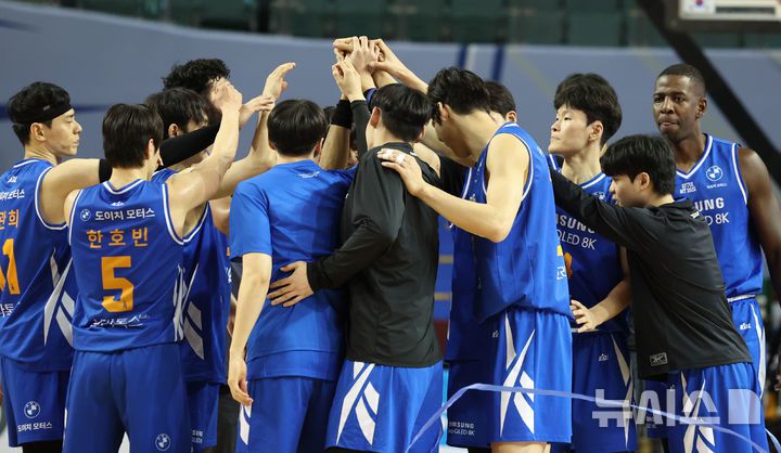 [서울=뉴시스] 조성우 기자 = 22일 오후 서울 송파구 잠실실내체육관에서 열린 2025~2026 LG전자 프로농구 정규리그 서울 삼성 썬더스와 대구 한국가스공사 페가수스의 경기, 삼성 선수들이 한국가스공사에 92-85로 승리한 뒤 기뻐하고 있다. 026.01.22. xconfind@newsis.com