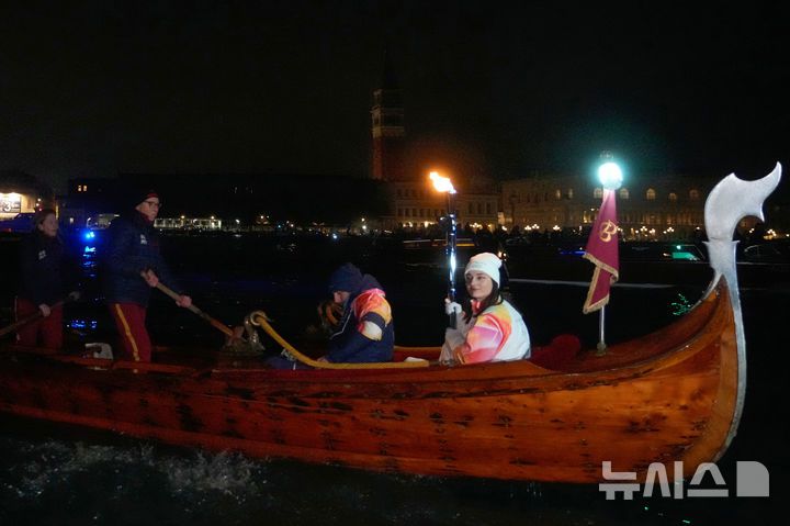 [베네치아=AP/뉴시스] 22일(현지 시간) 이탈리아 베네치아에서 2026 밀라노·코르티나담페초 동계올림픽 성화 봉송이 진행되고 있다. 2026.01.23.