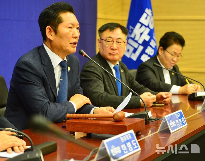 [진천=뉴시스] 서주영 기자 = 더불어민주당 정청래 대표가 23일 충북 진천국가대표선수촌에서 열린 최고위원회의에서 발언하고 있다. 2026.01.23. juyeong@newsis.com