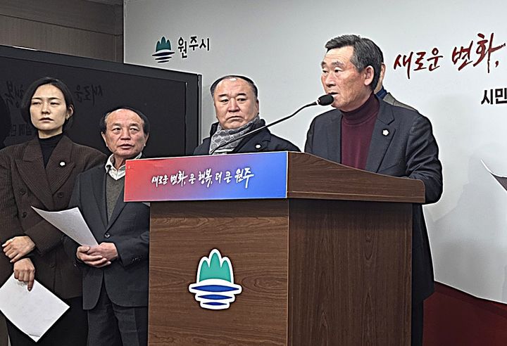 [원주=뉴시스] 이덕화 기자 = 23일 국민의힘 원주시·도의원들이 기자회견을 열고 SNS 댓글에 남성 성기를 비하하는 등 저급한 표현을 사용한 더불어민주당 김혁성 시의원의 사퇴를 촉구하고 있다. 2026.01.23. wonder8768@newsis.com *재판매 및 DB 금지