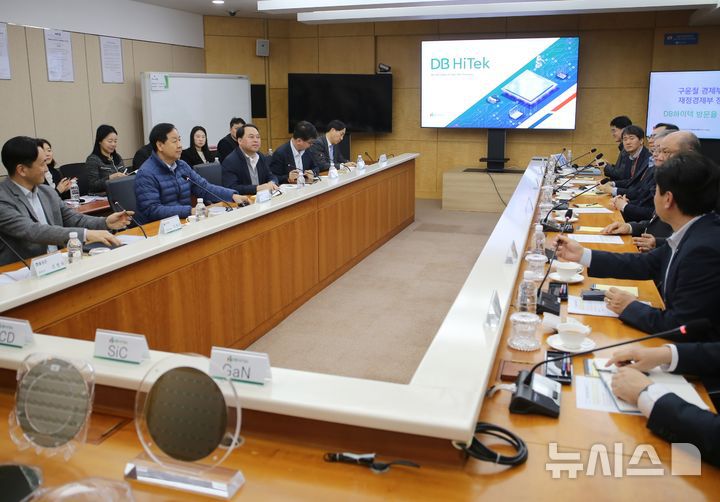 [음성=뉴시스] 서주영 기자 = 구윤철 경제부총리 겸 기획재정부 장관이 23일 충북 음성군의 비메모리 반도체 파운드리(위탁생산) 기업인 DB하이텍 상우공장을 찾아 회사 임원진과 간담회를 하고 있다. 2026.01.23. juyeong@newsis.com