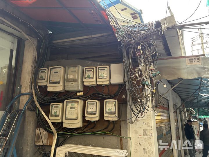 [서울=뉴시스]신유림 기자=지난 19일 오후 서울 중구 인현시장. 전선들이 마구 뒤엉켜 있다. 2026.01.23. spicy@newsis.com