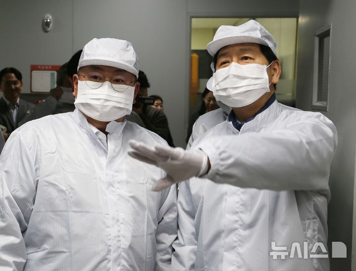 [음성=뉴시스] 서주영 기자 = 구윤철 경제부총리 겸 재정경제부 장관이 23일 충북 음성군의 비메모리 반도체 파운드리(위탁생산) 기업인 DB하이텍 상우공장을 찾아 방진복을 입은 뒤 내부를 둘러보고 있다. 2026.01.23. juyeong@newsis.com