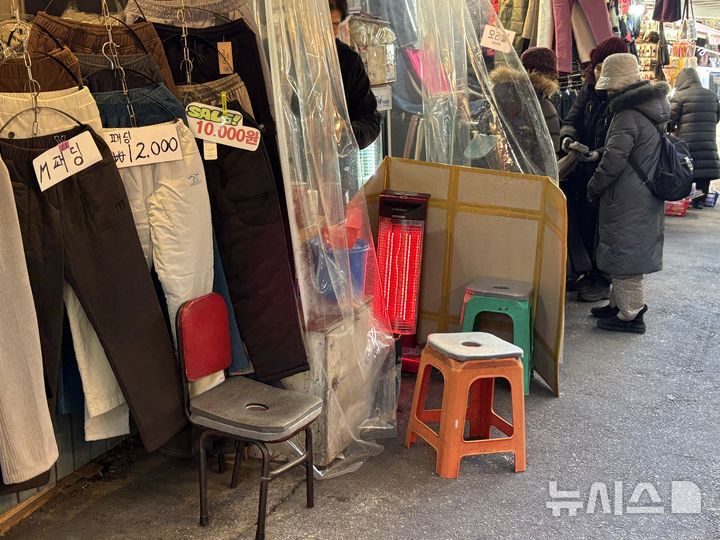[서울=뉴시스]신유림 기자=지난 22일 오전 서울 중구 남대문 시장. 난로 옆에 종이 상자와 비닐 재질 문이 붙어있다. 2026.01.23. spicy@newsis.com