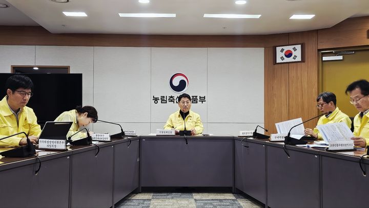 [세종=뉴시스] 아프리카돼지열병(ASF) 중앙사고수습본부(중수본)는 23일 경기 안성시 소재 돼지 농장에서 ASF가 확진됨에 따라 관계부처와 지방정부가 참여하는 회의를 열어 발생 상황과 방역 대책을 점검했다. (사진=농림축산식품부 제공) 2026.01.23. photo@newsis.com *재판매 및 DB 금지