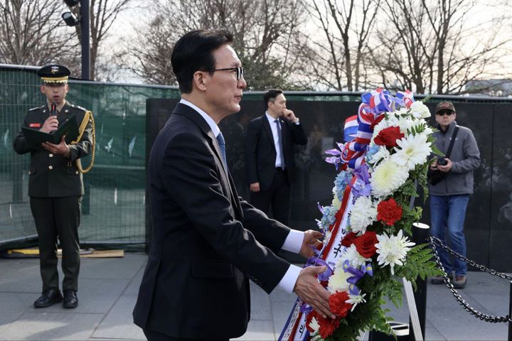 [서울=뉴시스] 김선웅 기자 = 미국을 방문 중인 김민석 국무총리가 22일(현지시간) 미국 워싱턴 DC 소재 미국 한국전쟁 참전기념공원을 찾아 헌화하고 있다. (사진=총리실 제공) 2026.01.23. photo@newsis.com *재판매 및 DB 금지