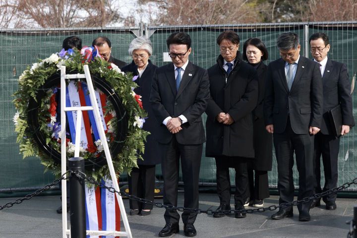 [서울=뉴시스] 김선웅 기자 = 미국을 방문 중인 김민석 국무총리가 22일(현지시간) 미국 워싱턴 DC 소재 미국 한국전쟁 참전기념공원을 찾아 헌화 및 묵념을 하고 있다. (사진=총리실 제공) 2026.01.23. photo@newsis.com *재판매 및 DB 금지