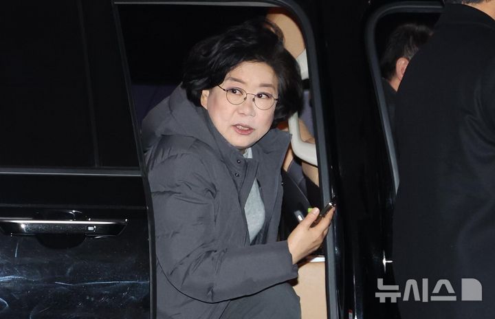 [서울=뉴시스] 조성봉 기자 = 이혜훈 기획예산처 장관 후보자가 23일 오전 서울 여의도 국회에서 열리는 인사청문회에 참석하기 위해 차량에서 내리고 있다.  2026.01.23. suncho21@newsis.com