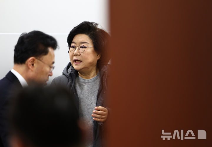 [서울=뉴시스] 김명년 기자 = 이혜훈 기획예산처 장관 후보자가 23일 오전 서울 여의도 국회 재정경제기획위원회 전체회의에서 열릴 인사청문회에 앞서 대기하고 있다. 2026.01.23. kmn@newsis.com