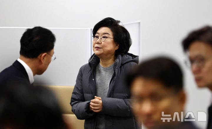 [서울=뉴시스] 김명년 기자 = 이혜훈 기획예산처 장관 후보자가 23일 오전 서울 여의도 국회 재정경제기획위원회 전체회의에서 열릴 인사청문회에 앞서 대기하고 있다. 2026.01.23. kmn@newsis.com