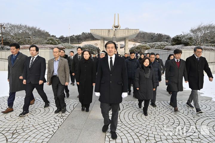 [광주=뉴시스] 박기웅 기자 = 조국 조국혁신당 대표가 23일 오전 광주 북구 운정동 국립5·18민주묘지를 찾아 참배를 마치고 이동하고 있다. 조 대표는 이날 방명록에 '오직 국민만 바라보고, 국민 뜻만 따르겠습니다'라고 적었다. 2026.01.23. pboxer@newsis.com