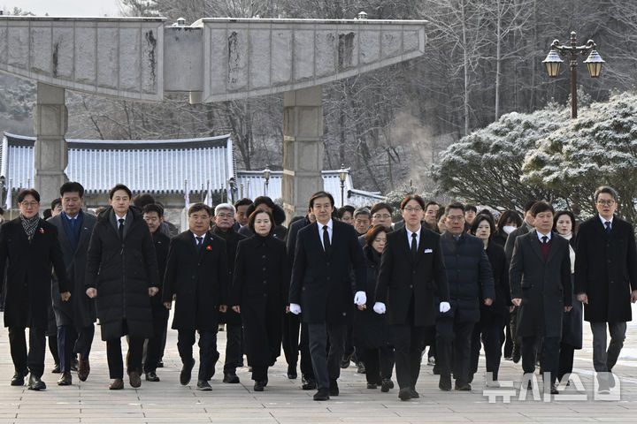 [광주=뉴시스] 박기웅 기자 = 조국 조국혁신당 대표가 23일 오전 광주 북구 운정동 국립5·18민주묘지를 찾아 참배를 하기 위해 추모탑으로 이동하고 있다. 참배를 마친 조 대표는 이날 방명록에 '오직 국민만 바라보고, 국민 뜻만 따르겠습니다'라고 적었다. 2026.01.23. pboxer@newsis.com
