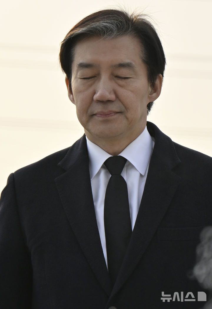 [광주=뉴시스] 박기웅 기자 = 조국 조국혁신당 대표가 23일 오전 광주 북구 운정동 국립5·18민주묘지를 찾아 참배하고 있다. 이날 참배를 마친 조 대표는 방명록에 '오직 국민만 바라보고, 국민 뜻만 따르겠습니다'라고 적었다. 2026.01.23. pboxer@newsis.com