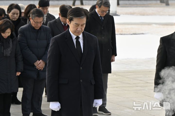 [광주=뉴시스] 박기웅 기자 = 조국 조국혁신당 대표가 23일 오전 광주 북구 운정동 국립5·18민주묘지를 찾아 추모탑 앞에서 분향하고 있다. 이날 참배를 마친 조 대표는 방명록에 '오직 국민만 바라보고, 국민 뜻만 따르겠습니다'라고 적었다. 2026.01.23. pboxer@newsis.com