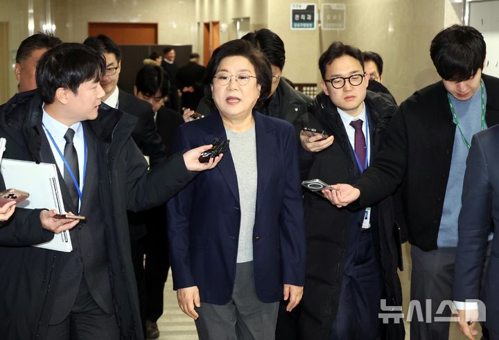 [서울=뉴시스] 조성봉 기자 = 이혜훈 기획예산처 장관 후보자가 23일 오전 서울 여의도 국회에서 열리는 인사청문회에 참석하기 위해 이동하며 취재진의 질문세례를 받고 있다. 2026.01.23. suncho21@newsis.com