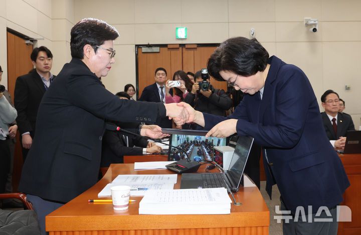 [서울=뉴시스] 고승민 기자 = 이혜훈 기획예산처 장관 후보자가 23일 오전 서울 여의도 국회 재정경제기획위원회 전체회의에서 열린 인사청문회에서 임이자 위원장에게 선서문을 전달하고 있다.(공동취재) 2026.01.23. photo@newsis.com
