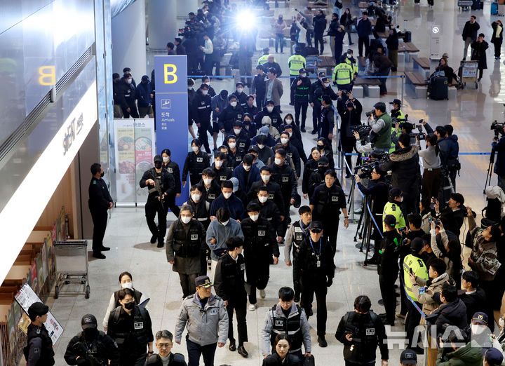 [인천공항=뉴시스] 김진아 기자 = 한국 국적 캄보디아 스캠조직 피의자들이 23일 오전 인천국제공항 제2터미널을 통해 강제 송환되고 있다. 초국가범죄 특별대응 TF는 캄보디아를 거점으로 우리 국민 869명에게 약 486억원을 편취한 한국 국적 피의자 73명을 강제 송환했다. 2026.01.23. bluesoda@newsis.com