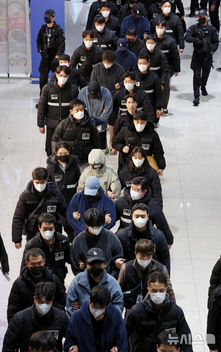 [인천공항=뉴시스] 김진아 기자 = 한국 국적 캄보디아 스캠조직 피의자들이 23일 오전 인천국제공항 제2터미널을 통해 강제 송환되고 있다.  초국가범죄 특별대응 TF는 캄보디아를 거점으로 우리 국민 869명에게 약 486억원을 편취한 한국 국적 피의자 73명을 강제 송환했다. 2026.01.23. bluesoda@newsis.com