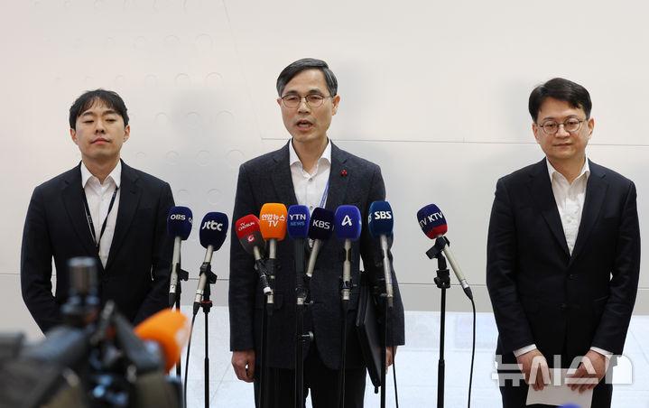 [인천공항=뉴시스] 김진아 기자 = 초국가범죄 특별대응 TF 유승렬 치안감이 23일 오전 인천국제공항 제2터미널에서 한국 국적 캄보디아 스캠조직 73명 강제 송환 브리핑을 하고 있다.  초국가범죄 특별대응 TF는 캄보디아를 거점으로 우리 국민 869명에게 약 486억원을 편취한 한국 국적 피의자 73명을 강제 송환했다. 2026.01.23. bluesoda@newsis.com