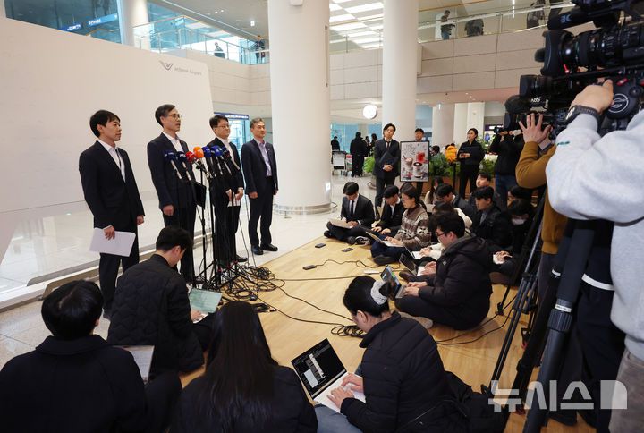 [인천공항=뉴시스] 김진아 기자 = 초국가범죄 특별대응 TF 유승렬 치안감이 23일 오전 인천국제공항 제2터미널에서 한국 국적 캄보디아 스캠조직 73명 강제 송환 브리핑을 하고 있다.  초국가범죄 특별대응 TF는 캄보디아를 거점으로 우리 국민 869명에게 약 486억원을 편취한 한국 국적 피의자 73명을 강제 송환했다. 2026.01.23. bluesoda@newsis.com