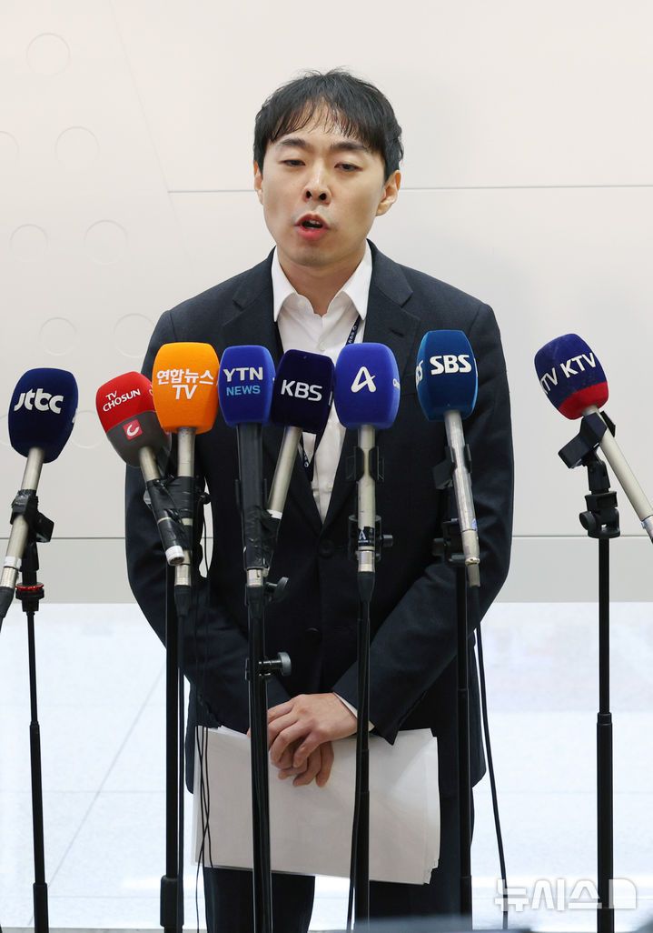 [인천공항=뉴시스] 김진아 기자 = 전성환 법무부 국제형사과 검사가 23일 오전 인천국제공항 제2터미널에서 한국 국적 캄보디아 스캠조직 73명 강제 송환 브리핑을 하고 있다.  초국가범죄 특별대응 TF는 캄보디아를 거점으로 우리 국민 869명에게 약 486억원을 편취한 한국 국적 피의자 73명을 강제 송환했다. 2026.01.23. bluesoda@newsis.com