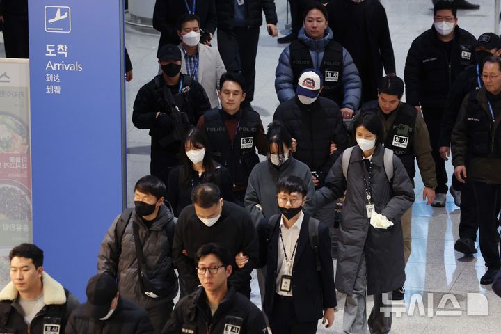 [인천공항=뉴시스] 김진아 기자 = 한국 국적 캄보디아 스캠조직 피의자들이 23일 오전 인천국제공항 제2터미널을 통해 강제 송환되고 있다.  초국가범죄 특별대응 TF는 캄보디아를 거점으로 우리 국민 869명에게 약 486억원을 편취한 한국 국적 피의자 73명을 강제 송환했다. 2026.01.23. bluesoda@newsis.com