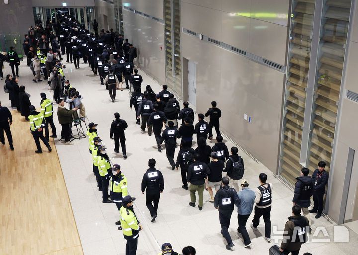 [인천공항=뉴시스] 김진아 기자 = 한국 국적 캄보디아 스캠조직 피의자들이 23일 오전 인천국제공항 제2터미널을 통해 강제 송환되고 있다.  초국가범죄 특별대응 TF는 캄보디아를 거점으로 우리 국민 869명에게 약 486억원을 편취한 한국 국적 피의자 73명을 강제 송환했다. 2026.01.23. bluesoda@newsis.com