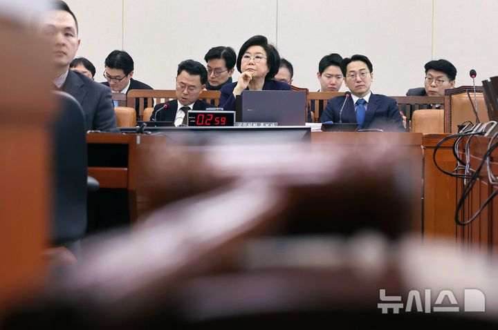 [서울=뉴시스] 고승민 기자 = 이혜훈 기획예산처 장관 후보자가 23일 오전 서울 여의도 국회 재정경제기획위원회 전체회의에서 열린 인사청문회에 출석해 있다.(공동취재) 2026.01.23. photo@newsis.com