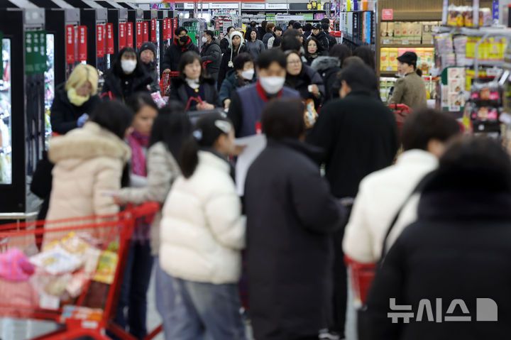 [서울=뉴시스] 홍효식 기자 = 서울 시내 한 대형마트에서 시민들이 장을 보고 있다. 2026.01.23. yesphoto@newsis.com