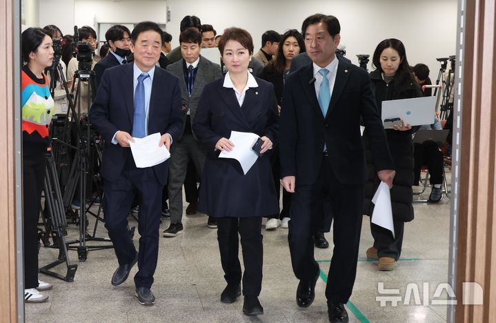 [서울=뉴시스] 조성봉 기자 = 강득구(왼쪽부터), 이언주, 황명선 더불어민주당 최고위원이 23일 오후 서울 여의도 국회 소통관에서 열린 ‘정청래 대표의 조국혁신당 합당 제안 발표’ 관련 입장 발표 기자회견에 참석하고 있다. 2026.01.23. suncho21@newsis.com