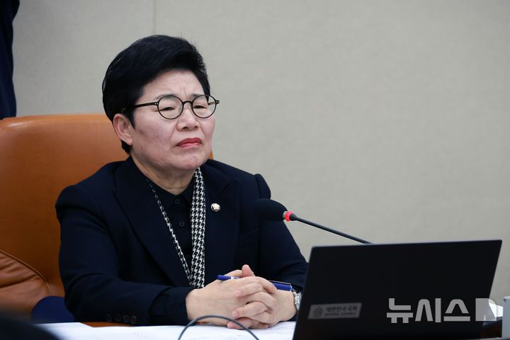 [서울=뉴시스] 고승민 기자 = 임이자 국회 재정경제기획위원장이 23일 서울 여의도 국회에서 열린 이혜훈 기획예산처 장관 후보자 인사청문회에서 정일영 더불어민주당 의원의 강도 높은 질문 공세를 받는 이혜훈 후보자를 바라보고 있다. 2026.01.23. kkssmm99@newsis.com