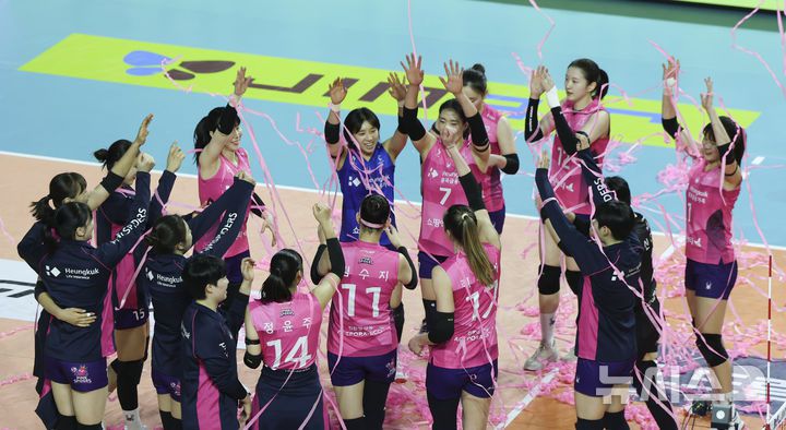 [인천=뉴시스] 김근수 기자 = 23일 오후 인천 부평구 인천삼산월드체육관에서 열린  2025-2026 프로배구 V리그 여자부 흥국생명과 GS칼텍스의 경기, 흥국생명이 GS칼텍스를 세트스코어 3-0으로 승리를 거두고 선수들이 기쁨을 나누고 있다. 2026.01.23. ks@newsis.com