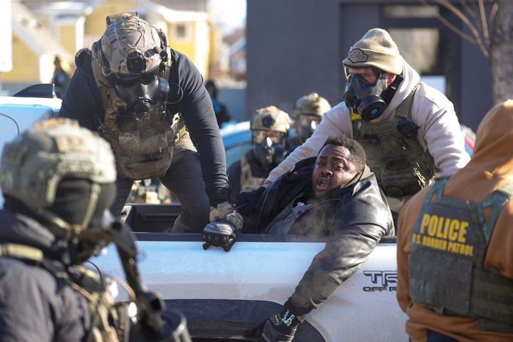 [미니애폴리스=AP/뉴시스] 미국 미네소타주 미니애폴리스 시내에서 연방 이민 단속 요원들이 지난 24일(현지 시간) 중환자실 간호사 알렉스 프레티를 총격 살해한 뒤 다시 시위대 한 명을 체포하고 있다. 2026.01.26.