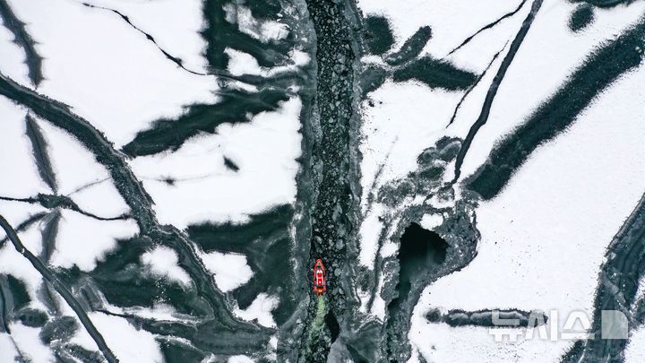 [서울=뉴시스] 황준선 기자 = 한파가 지속되고 있는 26일 서울 강동구 광나루 한강변에서  119 광나루수난구조대 선박이 얼음을 깨며 출동로 확보 작업을 하고 있다. 2026.01.26. hwang@newsis.com