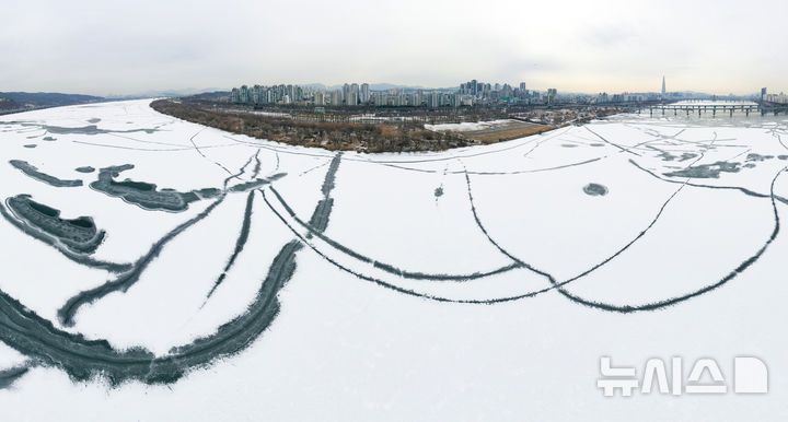 [서울=뉴시스] 황준선 기자 = 한파가 지속되고 있는 26일 서울 강동구 광나루 한강변의 강물이 얼어 있다. (파노라마 촬영) 2026.01.26. hwang@newsis.com