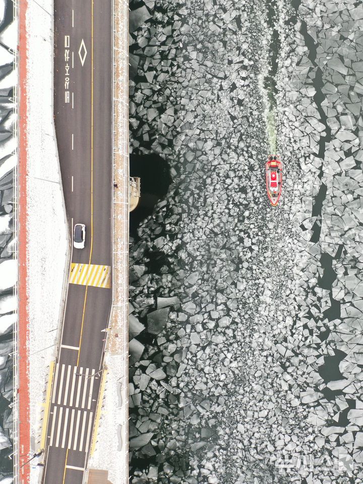 [서울=뉴시스] 황준선 기자 = 한파가 지속되고 있는 26일 서울 강동구 광나루 한강변에서  119 광나루수난구조대 선박이 얼음을 깨며 출동로 확보 작업을 하고 있다. 2026.01.26. hwang@newsis.com