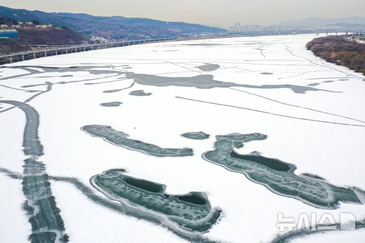 [서울=뉴시스] 황준선 기자 = 한파가 지속되고 있는 26일 서울 강동구 광나루 한강변의 강물이 얼어 있다. 2026.01.26. hwang@newsis.com