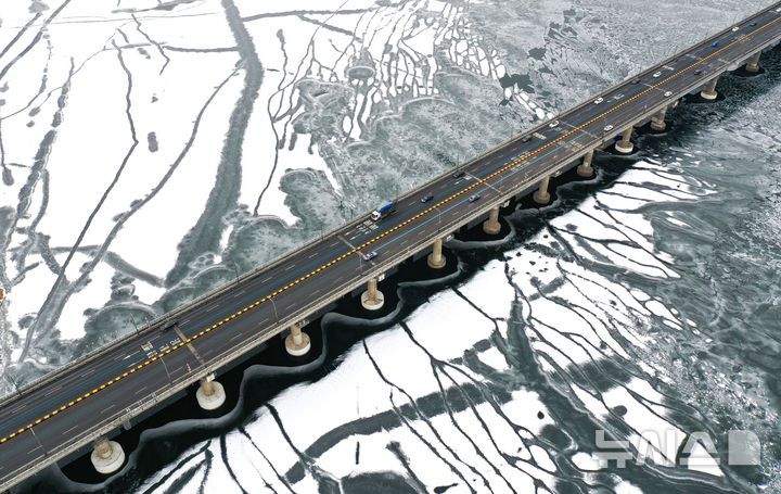 [서울=뉴시스] 황준선 기자 = 한파가 지속되고 있는 26일 서울 강동구 광나루 한강변의 강물이 얼어 있다. 2026.01.26. hwang@newsis.com