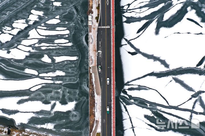 [서울=뉴시스] 황준선 기자 = 한파가 지속되고 있는 26일 서울 강동구 광나루 한강변의 강물이 얼어 있다. 2026.01.26. hwang@newsis.com