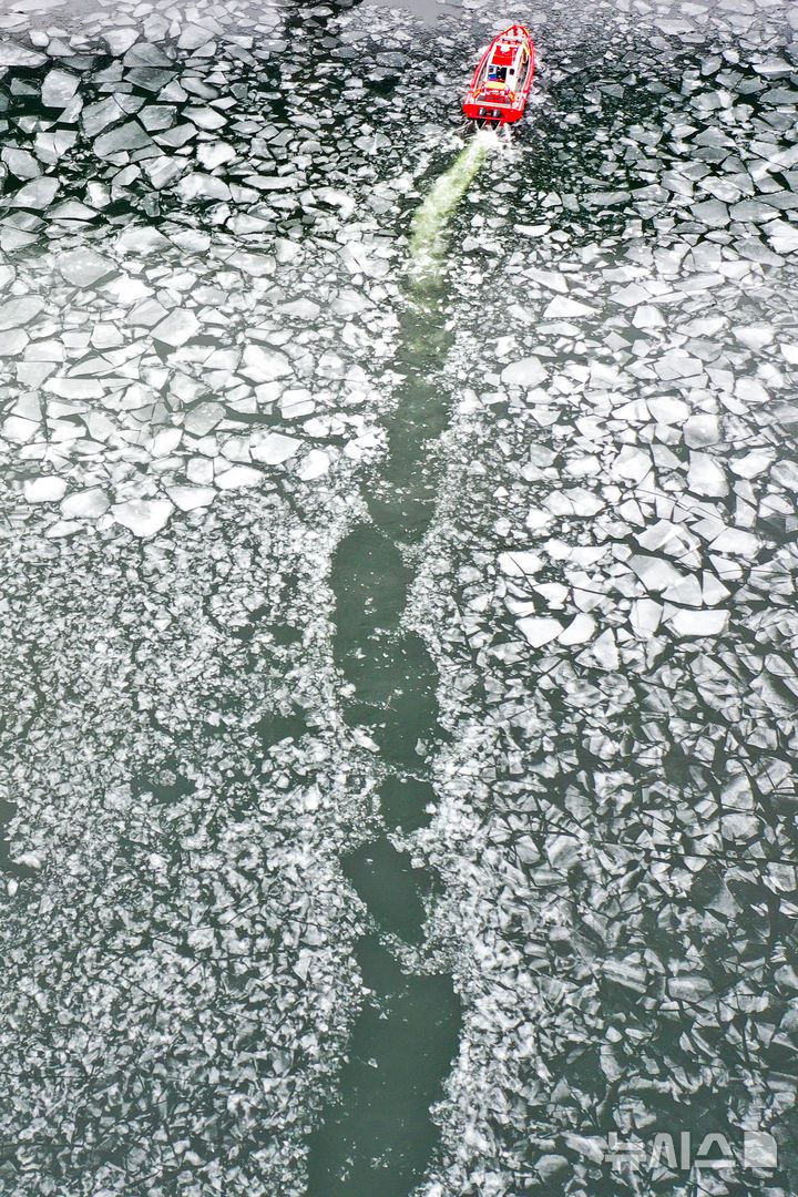 [서울=뉴시스] 황준선 기자 = 한파가 지속되고 있는 26일 서울 강동구 광나루 한강변에서  119 광나루수난구조대 선박이 얼음을 깨며 출동로 확보 작업을 하고 있다. 2026.01.26. hwang@newsis.com