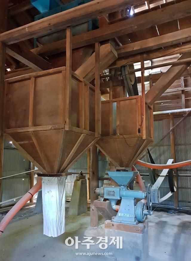 왕곡마을의 정미소. 옛 정미소 모습이 고스란히 남아있는 이곳은 현재도 운영 중이다.