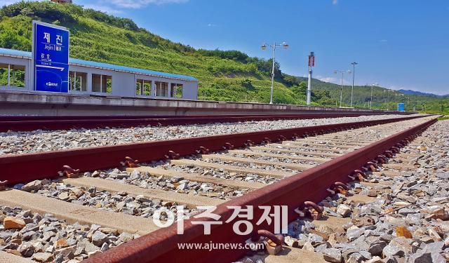 제진역의 녹슨 철로. 2007년 단 한 차례의 시범운행 후 11년간 열차가 달리지 않았다.