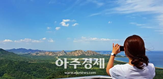 717OP에서 바라본 북녘땅. 금강산은 촬영할 수 없지만 바로 옆 구선봉과 감호, 해금강 등은 촬영이 가능하다.