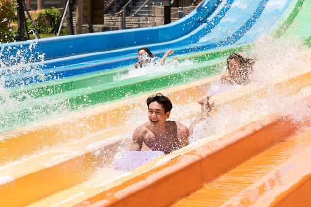 시원한 물줄기를 가르며 내려오는 어트랙션 '레이싱슬라이드'