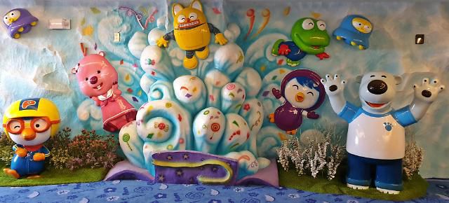 뽀로로 객실이 있는 7층과 8층 엘리베이터 앞에 마련된 뽀로로와 친구들 포토존